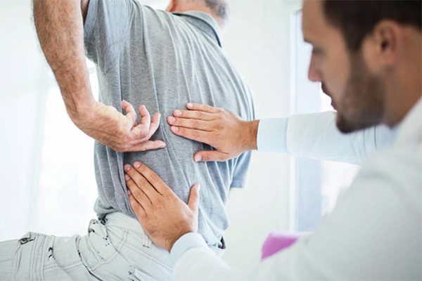 El teletrabajo y dolor de espalda: consejos y ejercicios para prevenirlo